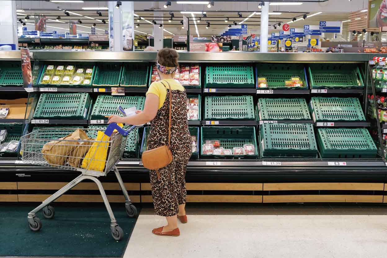 Supermercados con estantes vacíos porque no llegan los productos, colas en las gasolineras por falta de suministro, cosechas que se pudren porque no hay quien las recoja y menos quien las transporte... El panorama británico empieza a ser desolador.