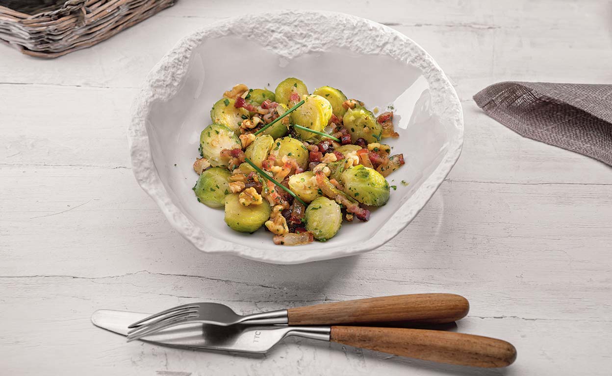 Sartén de coles de Bruselas con papada ibérica