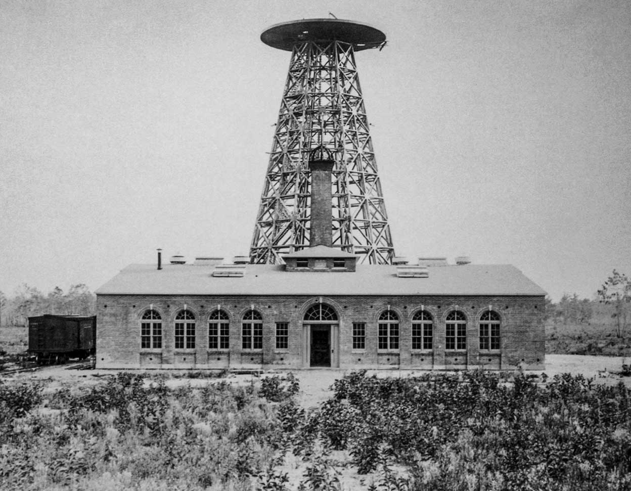 El ingeniero de origen serbio fue el pionero de la transmisión inalámbrica de energía. Tras iluminar a distancia unas bombillas en el exterior de su laboratorio, ideó su célebre torre de Wardenclyffe para transmitir energía eléctrica al otro lado del Atlántico. Problemas de financiación le impidieron construirla tal y como él quería.