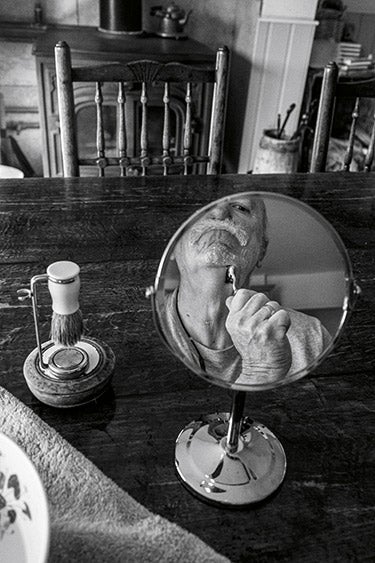 Que Ian pueda afeitarse es un logro asombroso. Pero también conduce. Lo hace con un coche adaptado, con acelerador manual y palanca de cambios en el volante; nunca pierde de vista sus manos. «Conducir me relaja porque todo se basa en la vista», dice. Y necesita ver sus miembros para moverlos.