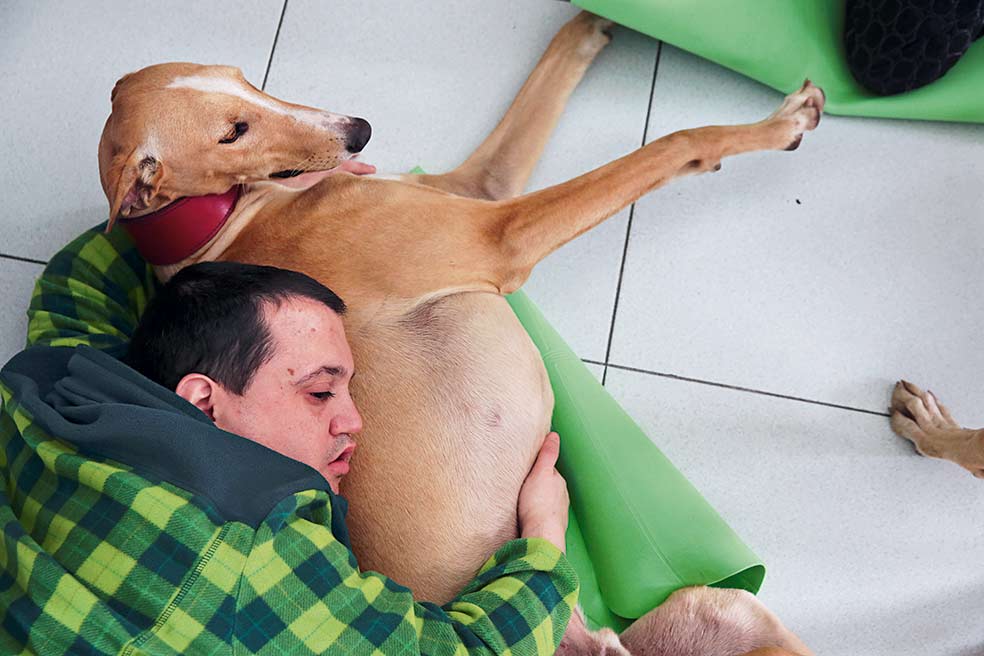 Es ideal para terapia con pacientes psiquiátricos y para acompañar a ancianos y niños, pues es empático y cuidadoso a la hora de moverse entre humanos, sin saltos. En la imagen, Andrés abraza a Argi.