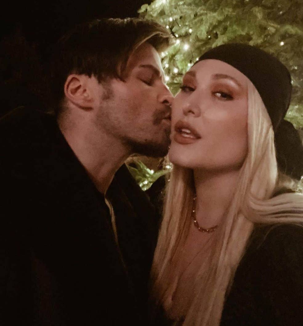 Hayley sale con el actor y fotógrafo británico Dominic Farrell. Los últimos años han vivido en una casa en un pueblo de Kent, en plena campiña inglesa, donde la modelo causaba sensación con la rotundidad de sus volúmenes y sus looks, irrenunciables los tacones y el esmerado maquillaje.