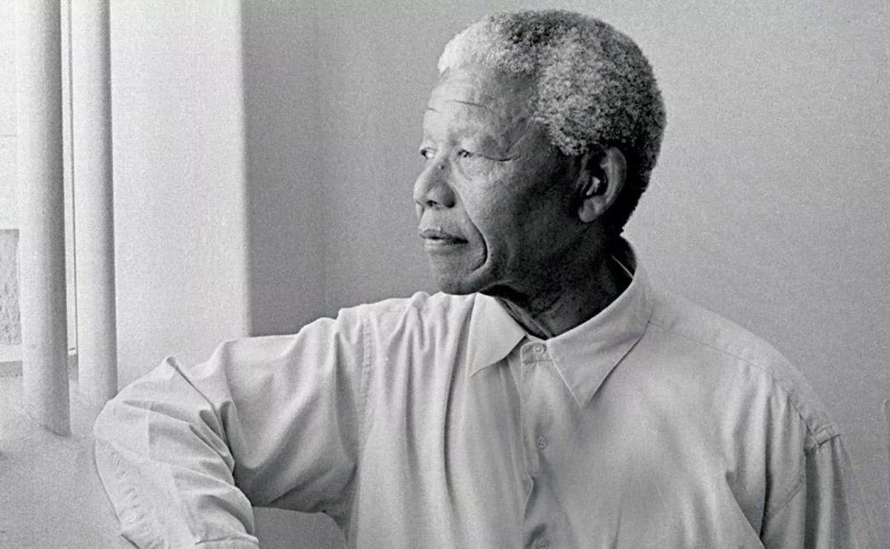 Si apremia a hacer algo, un líder carismático es el primero en hacerlo. El carisma se esfuma si el comportamiento no acompaña al discurso. Si es un político que pide austeridad mientras él lleva una vida de lujo, adiós carisma.