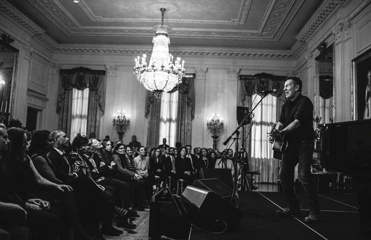A un mes de acabar su mandato, Obama quiso hacer algo especial para su personal más cercano. Acompañado de guitarra y piano, Bruce contó episodios de su vida, su historia. «Me sentí como nunca me había sentido tras una actuación –le confiesa a Obama–. Me dijiste al oído: 'Esto que has hecho por nosotros deberías hacerlo en un teatro'». Así nació su espectáculo Springsteen on Broadway.