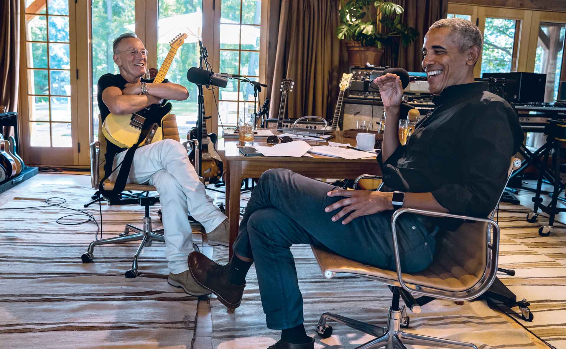 Bruce y Obama comenzaron a reunirse en el estudio del Boss en Nueva Jersey en el verano de 2020. Grabaron allí una serie de conversaciones divulgadas en formato podcast. Ahora ven la luz en un libro, Renegados. Born in the USA, que la editorial Debate publica en España el 4 de noviembre.