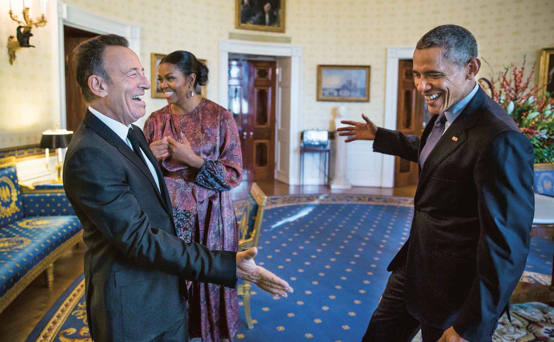 Bruce fue una figura muy presente en la presidencia de Obama. Actuó en su campaña, en el concierto de su toma de posesión y varias veces en la Casa Blanca. Dos meses antes de dejar el cargo, le concedió la Medalla Presidencial de la Libertad, máximo honor civil de EE.UU. Así recibió ese día el presidente a The Boss a su llegada al acto en la Casa Blanca.