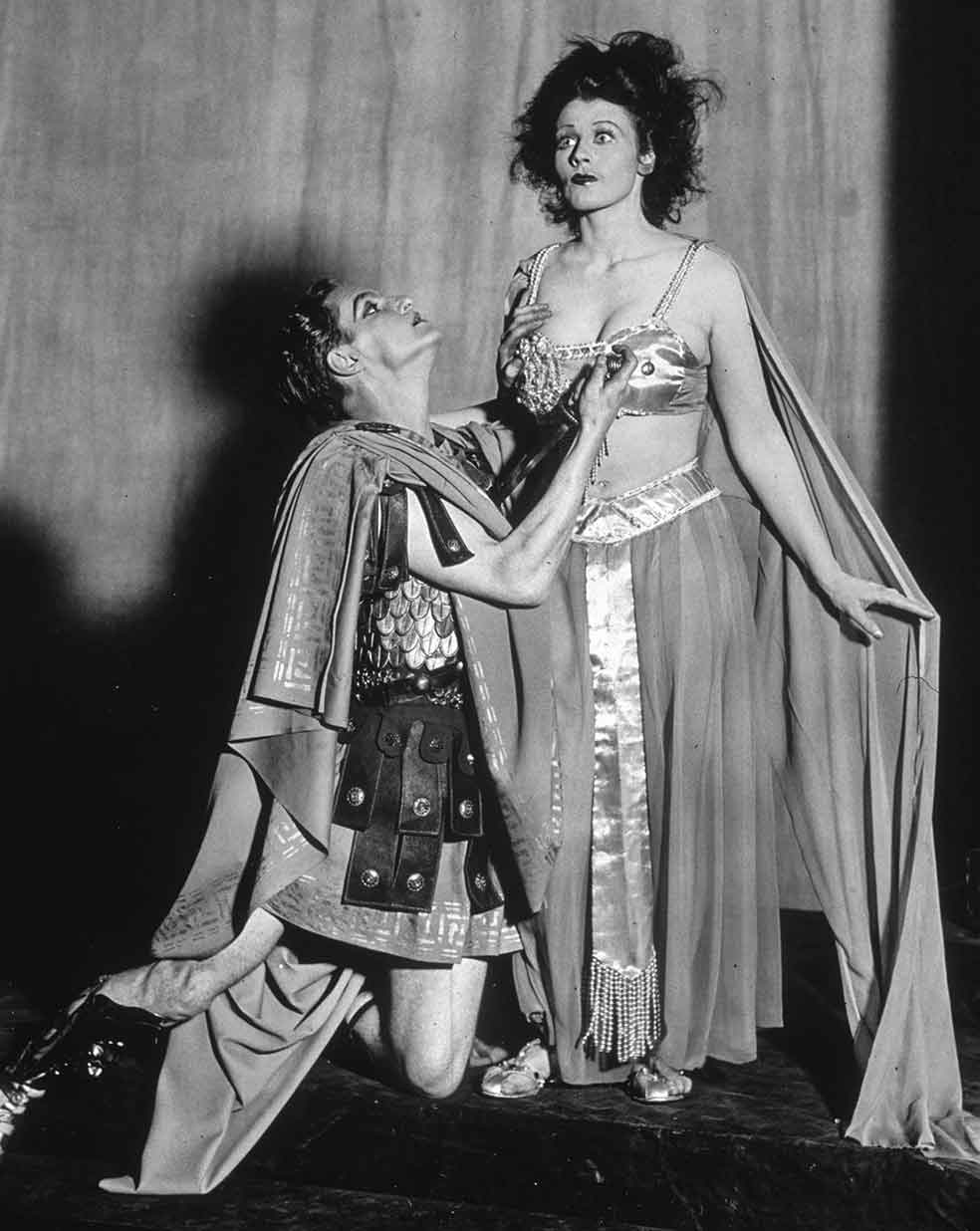 Oscar Wilde escribió la obra de teatro ‘Salomé’, en 1891, y tuvo que estrenarla en Francia porque en Inglaterra la prohibieron por escabrosa. No se estrenó en Londres hasta 1931.