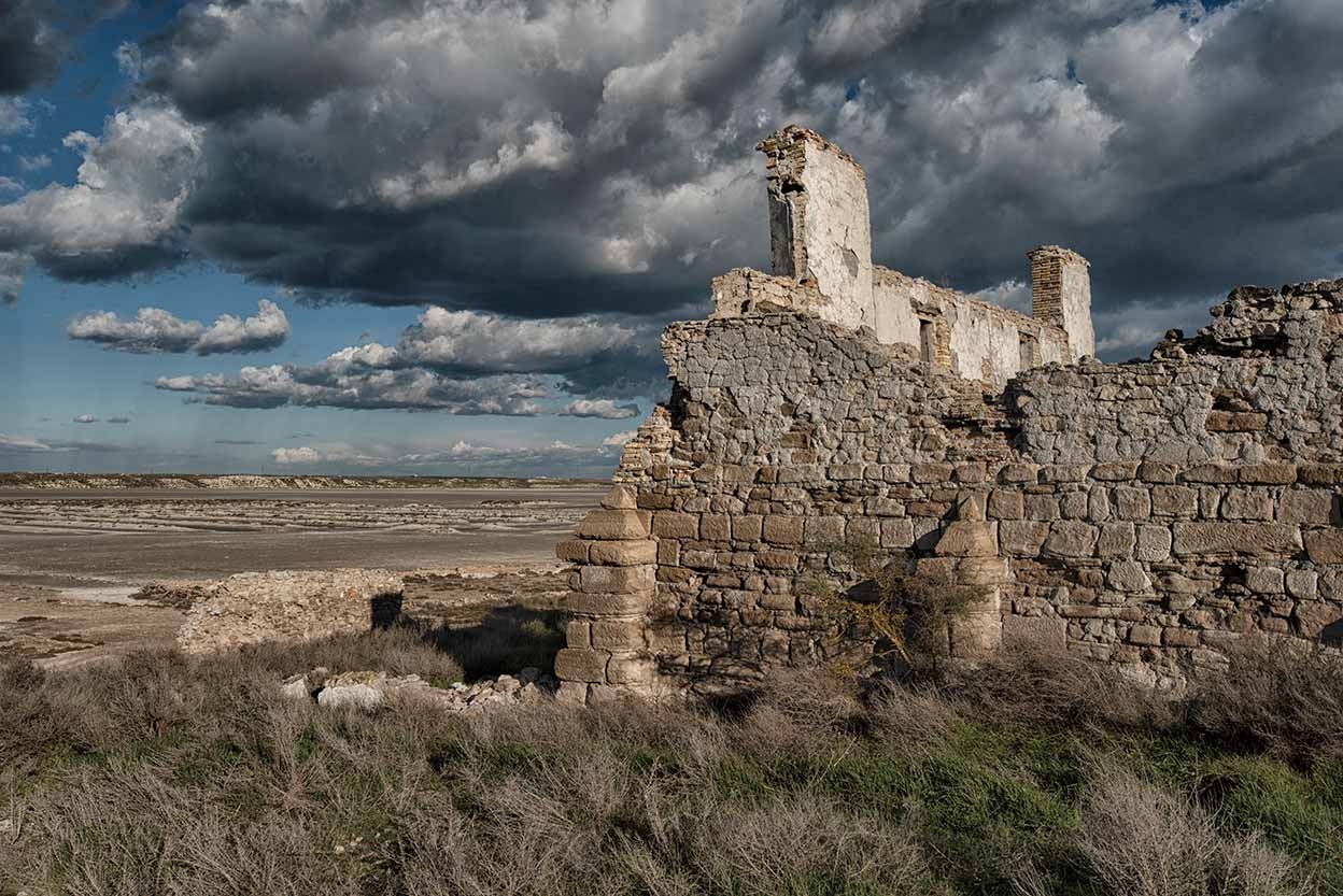 Casas de la Salina. Bujaraloz/Sástago, Zaragoza (980 habitantes) Bajo un sol de castigo, el de la comarca de Los Monegros, trabajaron aquí miles de salineros a lo largo de los siglos. El humedal de Las Saladas fue explotado con ese fin desde tiempos romanos hasta el abandono de su actividad industrial, a mediados del siglo pasado. Poco remite hoy a aquellos días. Apenas dos edificios del XVI y el XVIII. Sus fachadas, de piedra sillar con contrafuertes rematados con pináculos y un friso con arquillos y almenas de ladrillo, son el único resto de aquella historia. Un testimonio de nuestra arquitectura con fines industriales camino de desaparecer sin remedio.