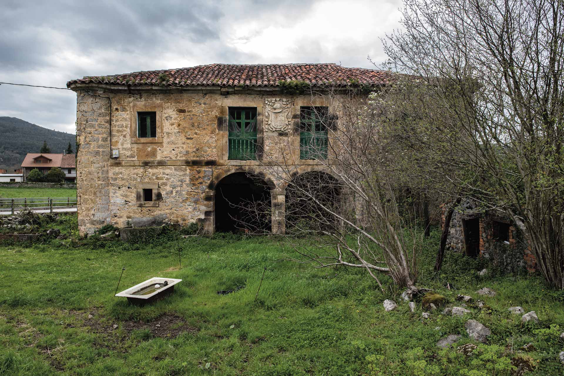Casa de Pantaleón Alvear. San Pantaleón de Aras, Cantabria (476 habitantes) Aquí vivieron los Alvear, antiguos señores de esta localidad. Un escudo heráldico preside la fachada de arcos escarzanos de esta casona de finales del XVII. Luce aún las armas de un apellido que acabó inscrito entre los caballeros de la Orden de Calatrava. Hoy, esta construcción -alzada por los mejores maestros de cantería de la región- es parte de un legado cuya falta de mantenimiento clama al cielo.