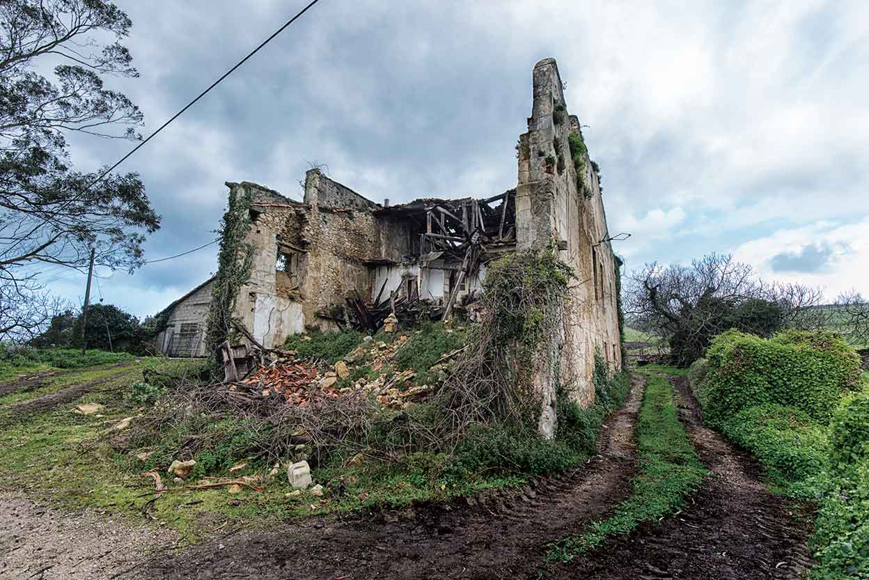 Casa-palacio de la Chamberga, Santillana del Mar, Cantabria (4229 habitantes) Fue «el más bello de los 109 viejos palacios montañeses», dicen de él antiguos escritos. Belleza difícil de apreciar en estos días, dado su estado actual. Inspirada en la casona de los Sánchez de Tagle, vizcondes y más tarde marqueses de Altamira, esta casa-palacio del siglo XVII, ejemplo típico de la arquitectura rural montañesa, sobria, armónica y de sencilla y ponderada grandeza, corre serio peligro de desaparición.