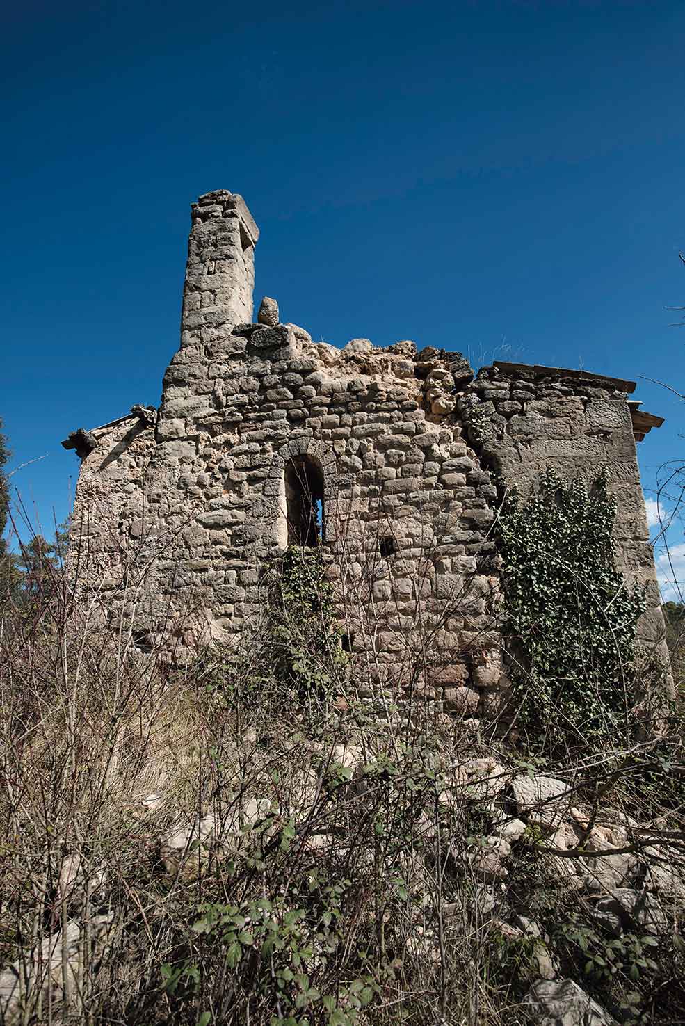 Iglesia y Casa Rectoral de Sant Quintí. Montclar, Barcelona (129 habitantes) Siglos de misas, bautismos, despedidas y otros rituales llegan a su fin con el abandono de una iglesia, aún hoy centro y referente de la vida social en muchos pueblos y aldeas. Hace mil años ya, esta sirvió de referencia geográfica a los límites de una propiedad vendida por «300 sueldos de oro y plata, caballos y mulas». Hoy, casi nadie se acuerda de ella. A su lado, la casa rectoral construida entre los siglos XVIII y XIX aún conserva la cubierta, pero el conjunto -propiedad del municipio de Montclar y del obispado de Urgell- está totalmente abandonado y en precario estado de conservación.