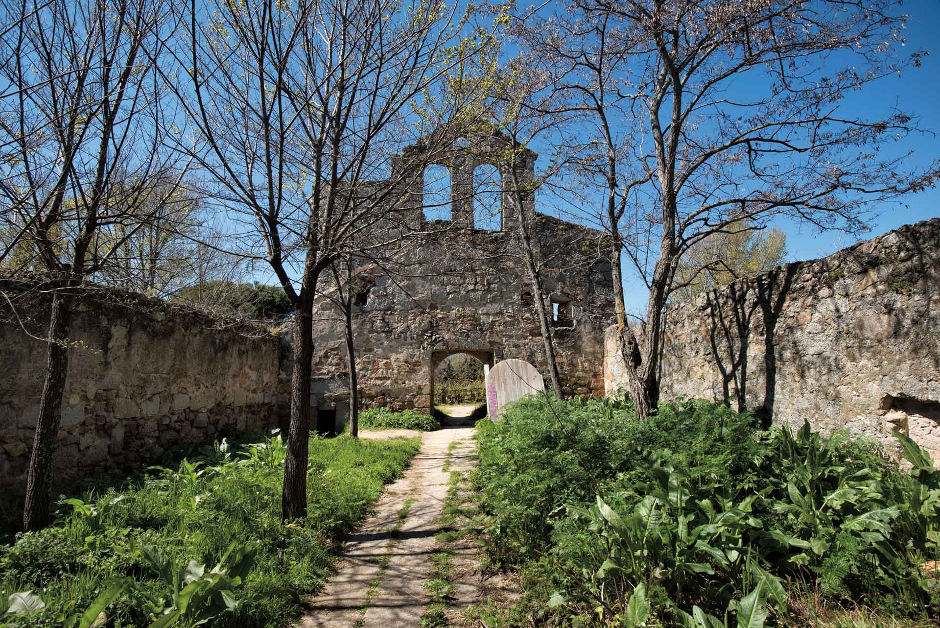 Iglesia de Navalquejigo. El Escorial, Madrid (15.842 habitantes) Carpesios, romanos y musulmanes pasaron por este rincón madrileño, cuyo nombre remite a un árbol, antes de que Felipe II marcara su historia al anexionarse la Corona sus tierras al Real Sitio de El Escorial. Ocurrió en 1564, aunque para entonces esta iglesia fortificada ya llevara dos siglos en activo. Contaba entonces con tres naves y llegó a tener cinco capillas, convertidas hoy en ruina y expuestas, advierte Hispania Nostra, «a la ocupación y el vandalismo».