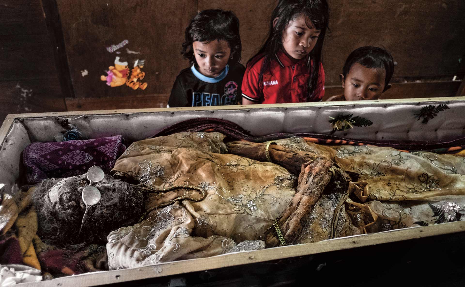 Otras formas de honrar a los muertos: convivir con ellos como si estuvieran vivos