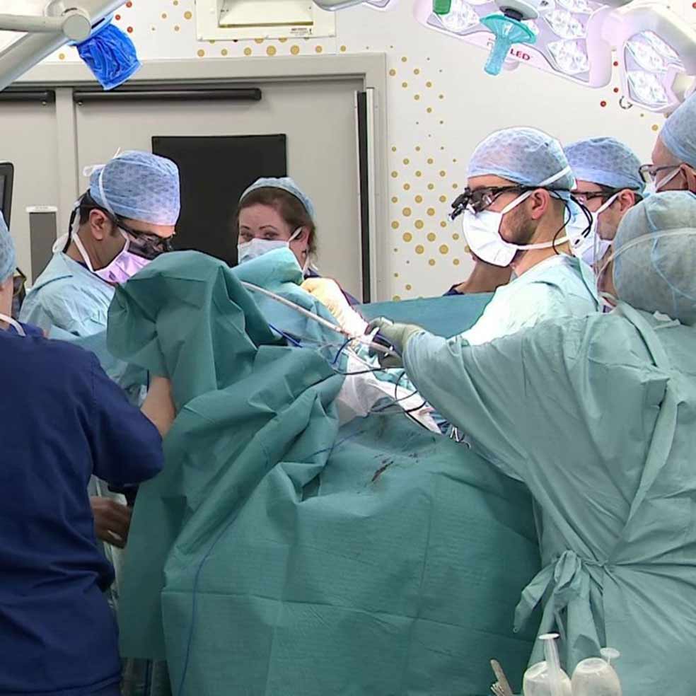 Un equipo formado por cien profesionales de diferentes especialidades médicas consiguieron el milagro gracias a la realidad virtual y al ensayo previo con réplicas de las niñas en 3D.