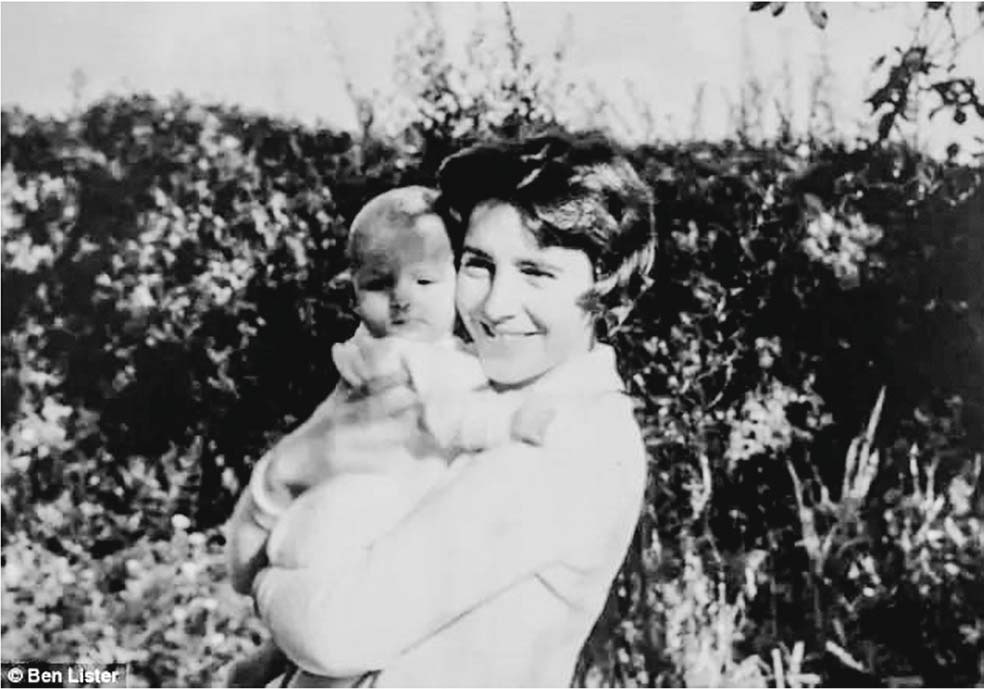 Con su hijo Giles cuando tenía tres meses y todavía no había sido diagnosticado de autismo. Falleció a los 35 años. «Pienso en él todos los días», dice Stephanie.