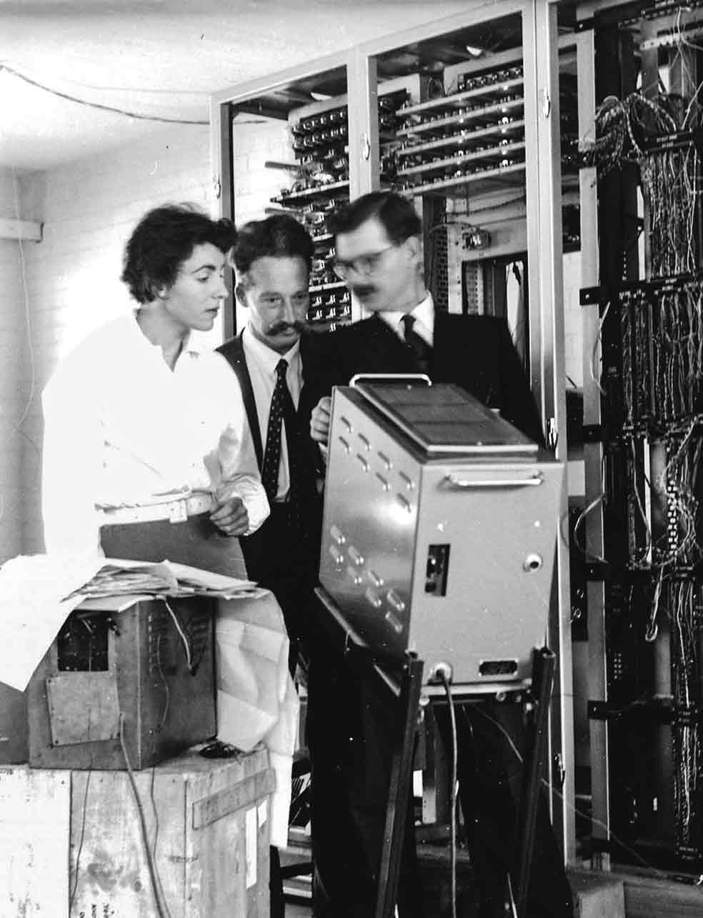 Shirley observa un ordenador. Siempre quiso estudiar Matemáticas y tuvo que hacerlo en un internado para chicos. No era una materia a la que se dedicasen las mujeres.