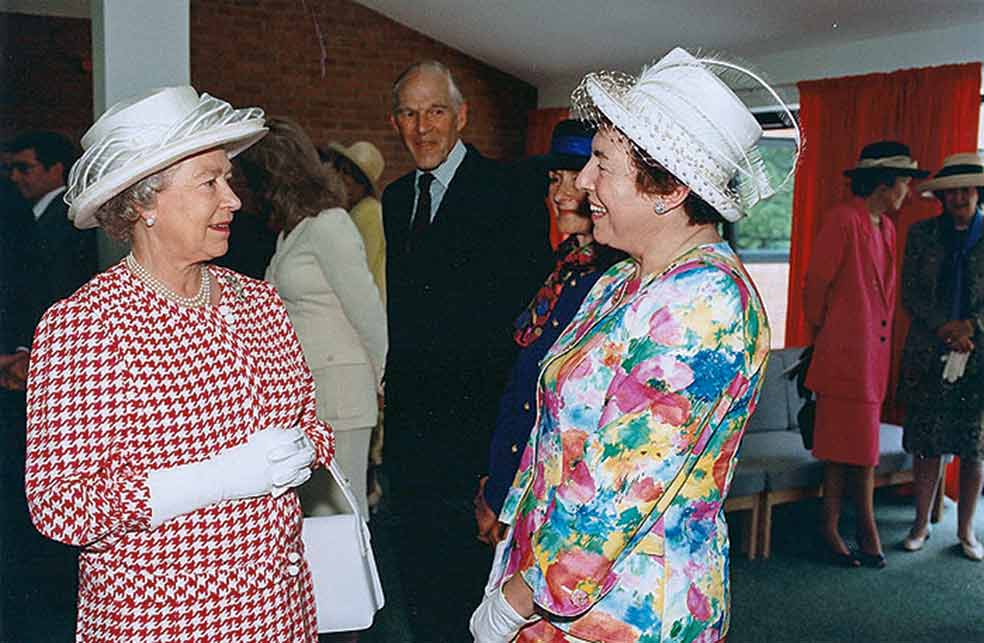 Shirley con la reina Isabel en 1996. La emprendora ha recibido numerosos reconocimientos; entre ellos, el de Dama del Imperio Británico.