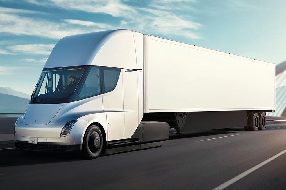 El camión Tesla Semi 2022 podría marcar el camino a la industria militar en materia de motores eléctricos capaces de impulsar vehículos de gran tonelaje.