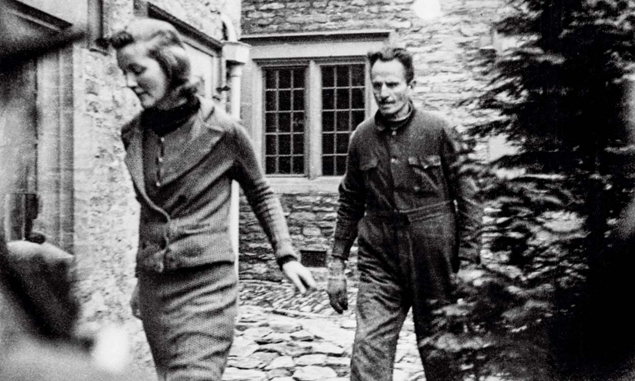 Diana Mitford, con su marido, en la casa de la cárcel. Más tarde, Churchill logró que pasaran a arresto domiciliario. Diana no entendía las enfurecidas protestas de los británicos, que veían en la decisión de su primo un indignante trato de favor. No se cortó en decir que las protestas resultaban intolerantes en un país que se preciaba de ser libre.