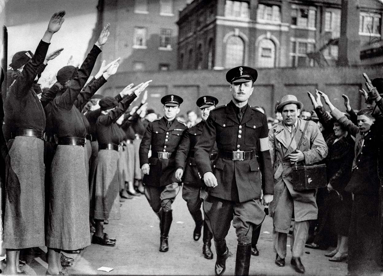 Oswald Mosley, marido de Diana Mitford y fundador de la Unión Británica de Fascistas, pasa revista a los suyos en Londres en 1936.