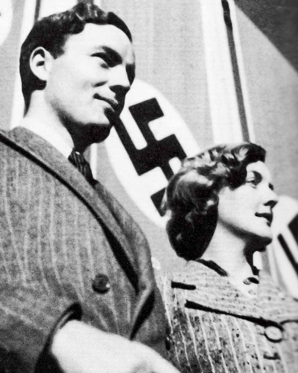Tom Mitford y su hermana Diana en el Congreso nazi de 1936 en Núremberg. Luego él se alistó en el ejército británico para combatir contra Alemania.