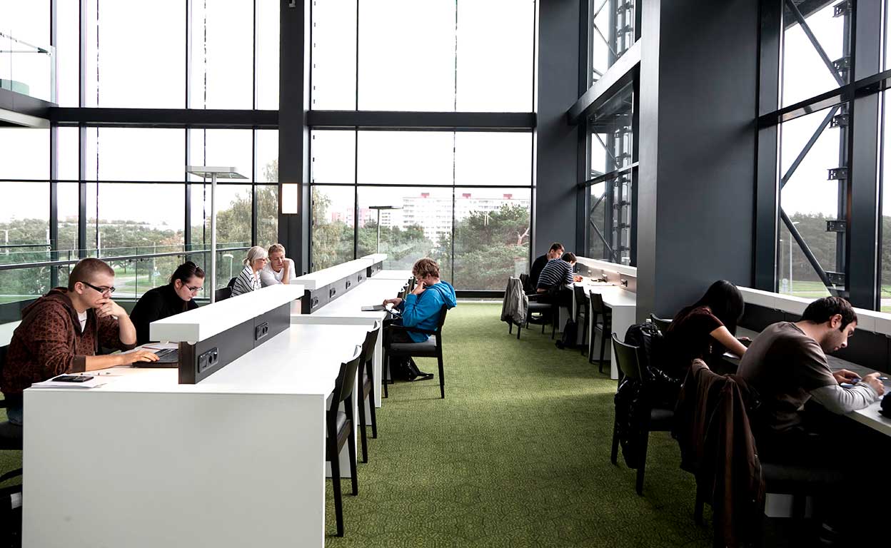 Al terminar la enseñanza superior, los estudiantes tienen que pasar una prueba de reválida, similar a la selectividad, pero solo supone el 20 por ciento de la calificación final. El 80 por ciento es un trabajo de investigación que se desarrolla a lo largo de todo el último curso. También se está introduciendo un examen de 'madurez', que incluye una prueba oral, en la que hacen una exposición sobre lo que han aprendido. Luego, cada universidad establece sus propias pruebas de acceso. En la imagen: la TalTech, una de las universidades tecnológicas más importantes de Europa.