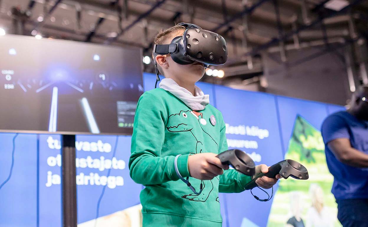 En 1997 ya se creó en Estonia un organismo para plantear la estrategia nacional que incorporase la tecnología informática en los colegios. Desde 2010, los niños de 7 años, edad en que comienza la escolaridad obligatoria, ya aprenden a programar. Todos los centros escolares tienen formación continua para el profesorado en metodología y uso de las nuevas tecnologías.