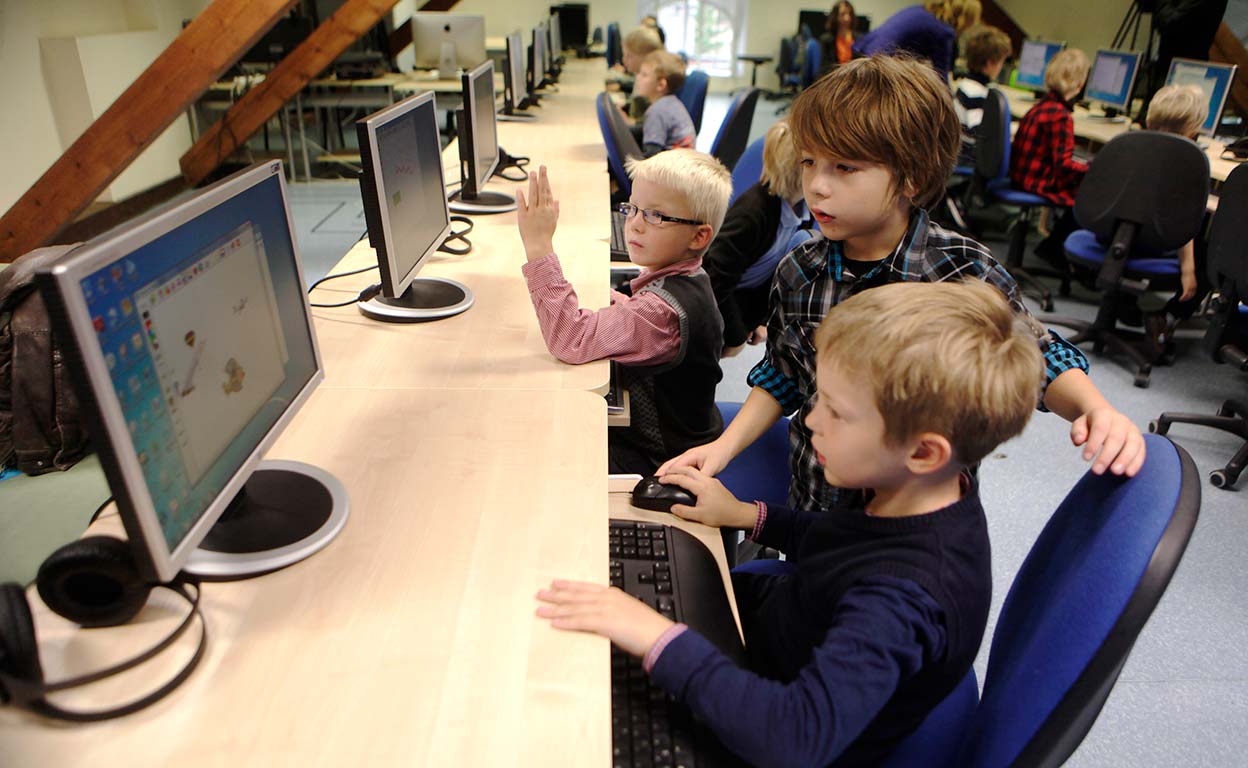 En Estonia, sí se repite curso. Con tres o más materias sin aprobar se plantea la repetición, pero Estonia tiene uno de los niveles más bajos de repetición de curso de Europa: el 2,9 por ciento, junto con Lituania (2 por ciento) y Dinamarca (3,2), según el informe PISA. Solo están por debajo Islandia, con menos de un 1 por ciento de repetidores, y Noruega, el único país en que no se repite curso 'por ley'. En España, la tasa es del 28,7 por ciento.