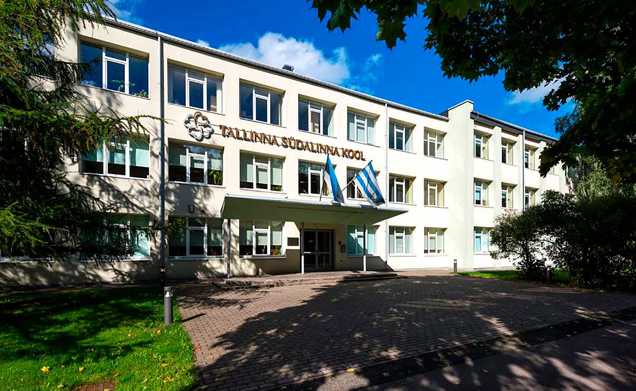 Durante el segundo ciclo de secundaria, de los 16 a los 19 años, los alumnos estonios pueden optar por la formación profesional o la superior. El 25 por ciento opta por la FP. No se aplica el sistema alemán, por el que los niños ya son segregados escolarmente a los 10 años. En Alemania (que tiene un índice de repetidores del 19,6), los padres deciden con los profesores, según sus calificaciones, a qué tipo de escuela van los niños a partir del primer ciclo educativo. En Estonia, como en España, se hace a partir de los 16. En la imagen, la escuela pública Südalinna, en Tallin, la capital de Estonia.