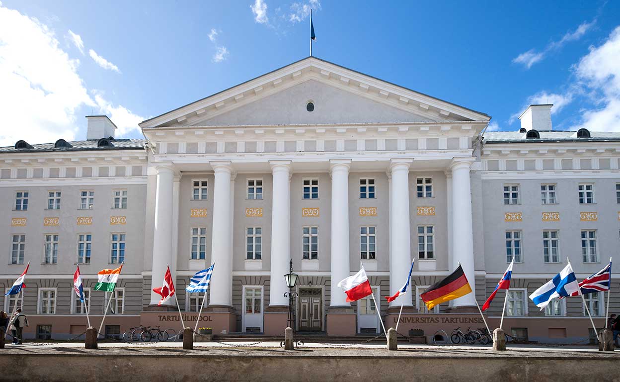 Estonia tiene una gran tradición vinculada a la educación. La Universidad de Tartu (en la foto), fundada en Tallin en 1632, es una de las más antiguas de Europa. El país siempre ha tenido índices de alfabetización superiores a la media europea. Hace un siglo, su población ya alcanzaba el 94 por ciento de alfabetización. Actualmente el Estado invierte el 6 por ciento de su producto interior bruto en la enseñanza.