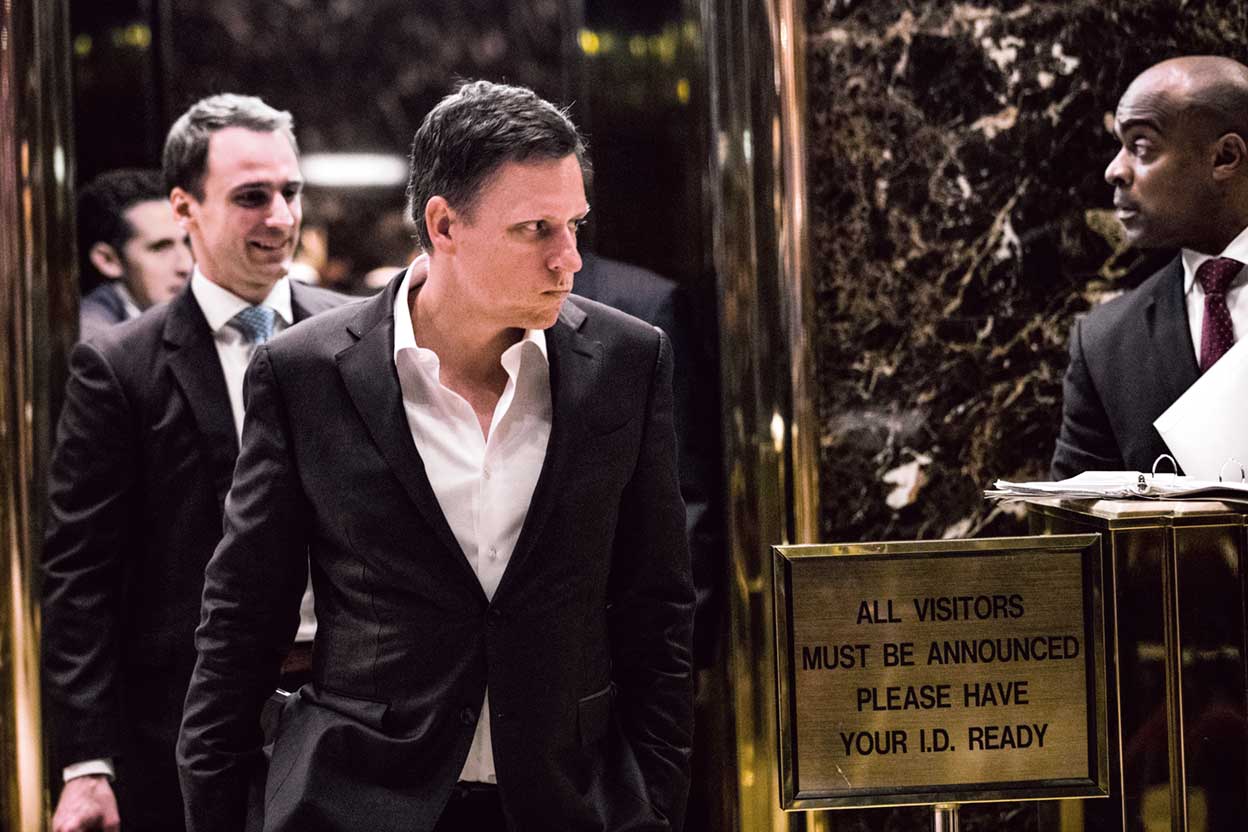 Peter Thiel llegando a la Torre Trump, en Nueva York, en 2016 para asesorar al entonces recién elegido presidente. «Para Thiel, Trump fue una herramienta imperfecta —dice Chafkin—. No resultó efectivo, pero las ideas del trumpismo siguen ahí. Thiel financia a candidatos al Senado que son de su cuerda. Si le deben favores, él podrá imponer la agenda».