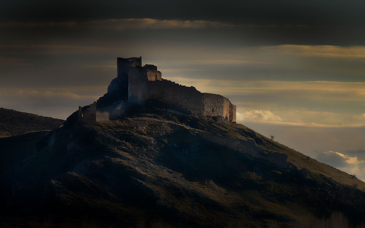 El Cid repelió una incursión andalusí en Soria en 1080, pero durante la persecución del enemigo saqueó sin permiso la taifa de Toledo, donde gobernaba Al-Qadir, rey títere de Alfonso VI de León. Cayó en desgracia. En la foto, el castillo de Osma.