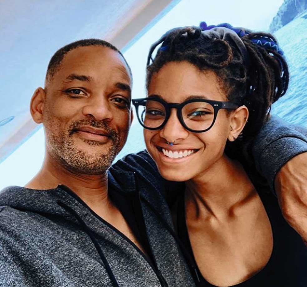 Smith y Pinkett tienen dos hijos, Jaden, de 25 años, y Willow, de 23. Ambos tuvieron que lidiar desde pequeños con la fama. Con diez, por ejemplo, Willow ya andaba de gira mundial teloneando a Justin Bieber. Su padre reconoce que tardó en darse cuenta de la presión que eso suponía. Willow, de hecho, fumó ‘hierba’ de forma excesiva durante años hasta que lo dejó en la pandemia. Su padre confiesa que el éxito de sus hijos era un modo de saciar y gratificar su propio ego.
