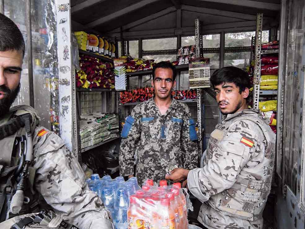 Daryoush Mohammadi cuando trabajaba como intérprete para le ejército español. El sueldo, de entre 600 y 1000 euros al mes, era muy atractivo: un policía o un maestro ganaba unos 150 euros.