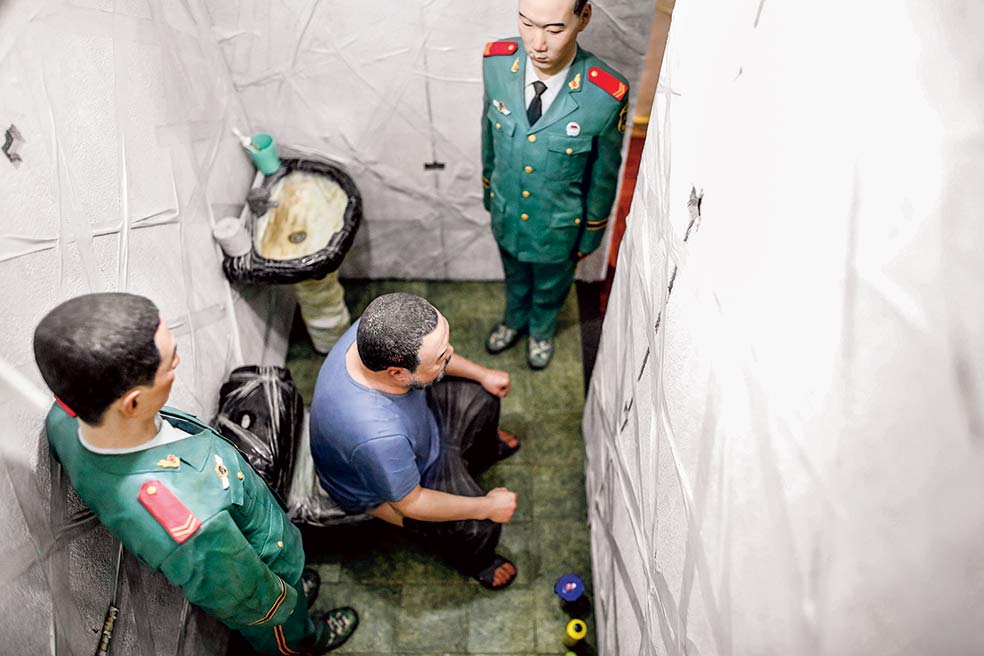 En 2008 fue encarcelado durante dos meses y medio en una prisión secreta en China acusado de evasión fiscal. Estuvo en una celda de 16 metros cuadra-dos acompañado las 24 horas por dos militares que lo observaban mientras dormía, se duchaba o iba al baño. No le hablaban. En la foto, la representación de Weiwei de esos meses.