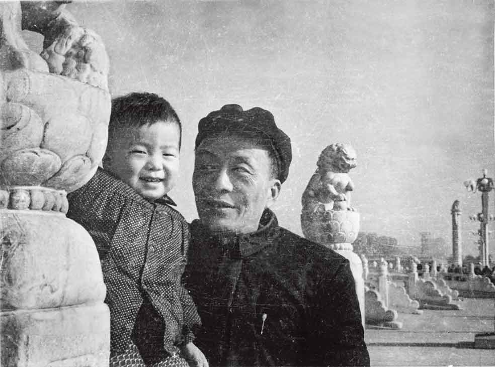 Weiwei con su padre antes de ser desterrados. Él era un apreciado poeta del régimen comunista hasta que cayó en desgracia. Sufrió durante años todo tipo de abusos. Luego fue perdonado. Murió en China en 2010, a los 95 años.