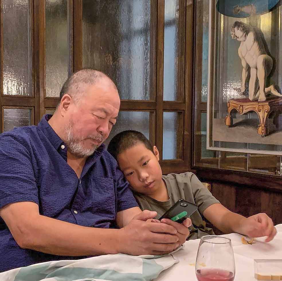 Weiwei tiene un hijo, Ai Lao, de 11 años ahora y que estudia en Cambridge. Weiwei está casado con la también artista china Lu Qing. El niño es fruto de una relación extramarital.