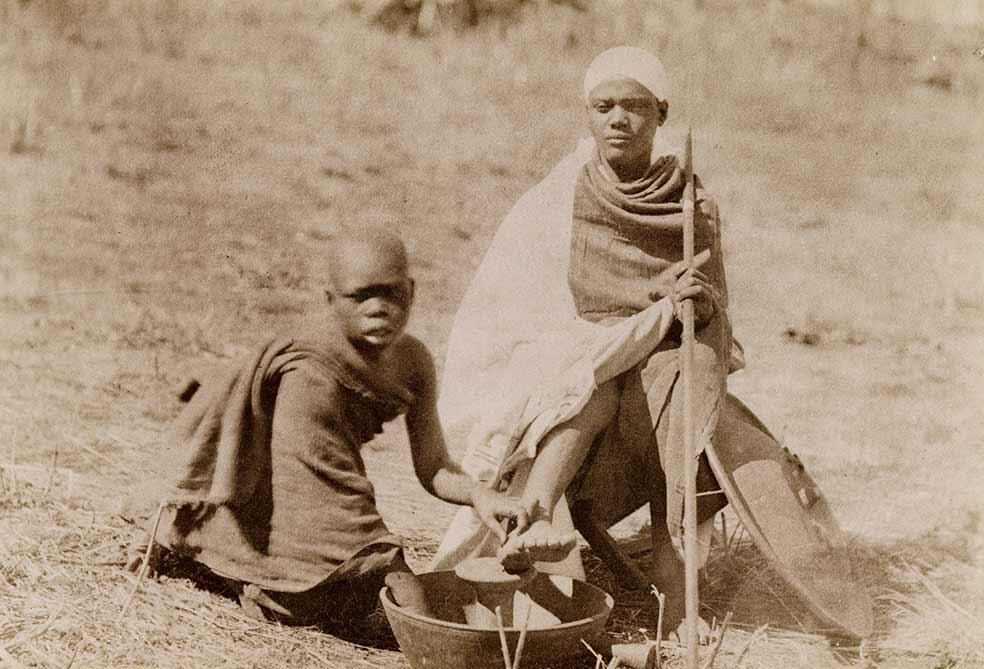 Un niño lava los pies de un joven noble, en la antigua Choa, hoy Etiopía. Rimbaud, que durante un tiempo quiso convertirse en fotógrafo profesional, tomó esta imagen en 1887.