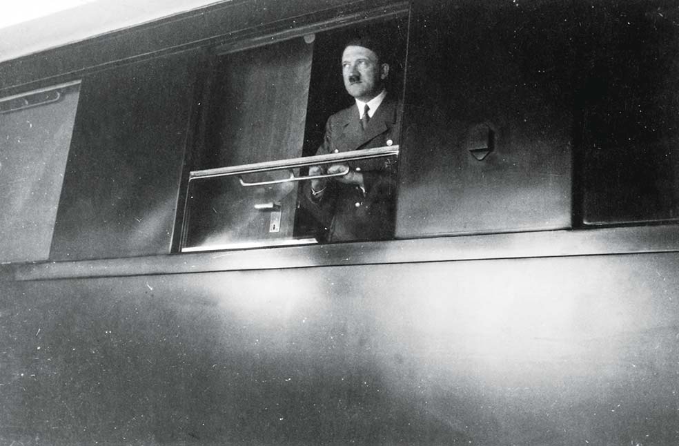 La red ferroviaria alemana desempeñó un papel muy importante en la logística de la guerra. También transportaban tropas, armas y municiones en tren. Aquí, Hitler en uno de sus trenes en 1936.