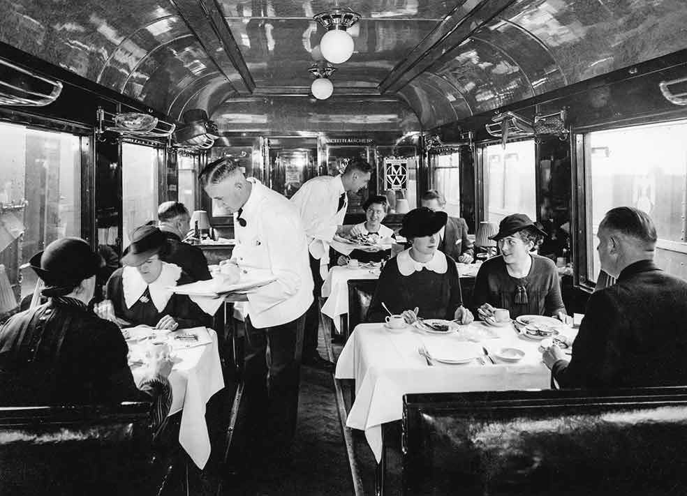La compañía de ferrocarriles de Alemania se creó en 1920. Mientras infames trenes de carga transportaban a sus víctimas, otros convoyes, como este, tenían cafetería y coches-cama.