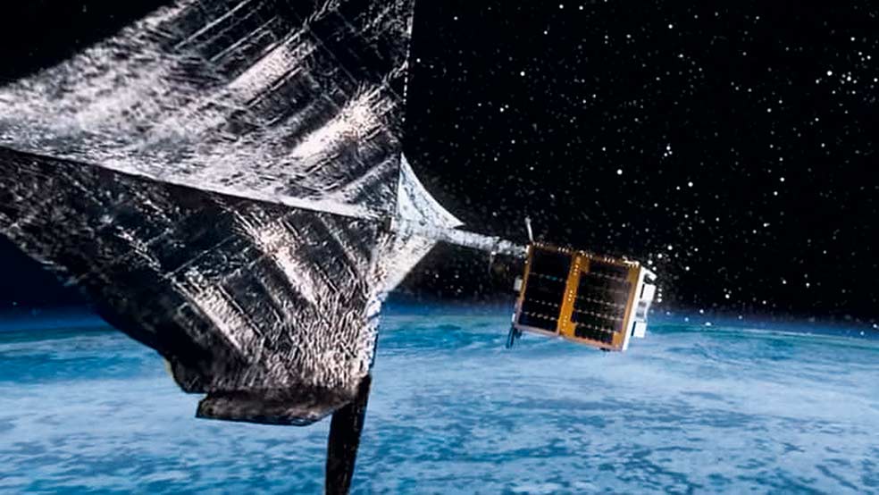 El satélite RemoveDebris ha sido creado específicamente para recoger basura espacial. No es el único que lo va a intentar. La misión e.Deorbit de la ESA intentará este año, mediante una red o un brazo robótico, capturar uno de los satélites en desuso de la propia ESA y dirigirlo a la atmósfera para que se desintegre en condiciones de seguridad.