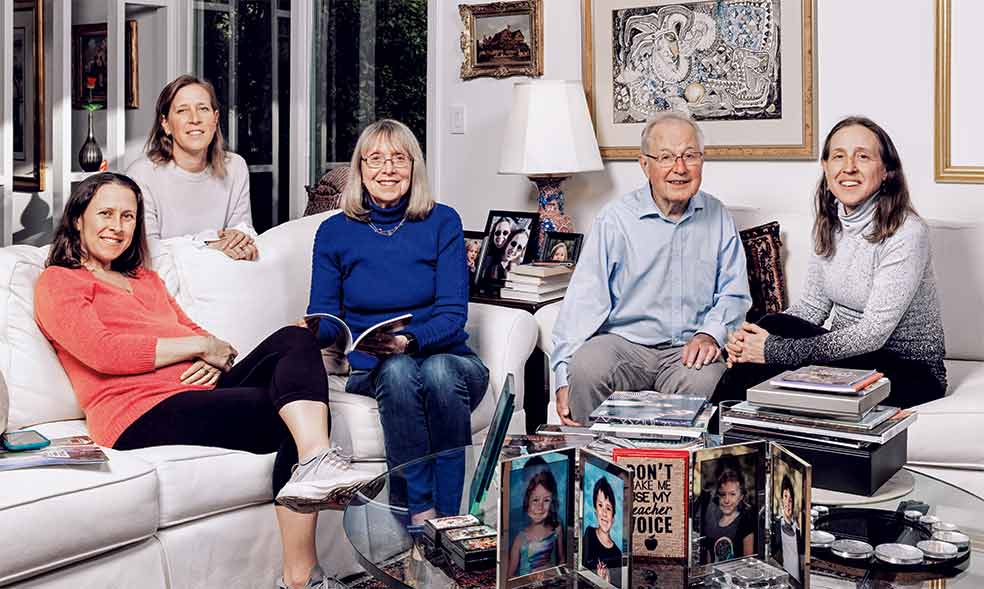 De izquierda a derecha: Anne Wojcicki, Susan Wojcicki, Esther Wojcicki y su marido Stan (en el centro) y Janet Wojcicki.