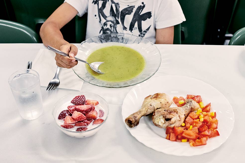 En la infancia se crean los hábitos que determinarán nuestra salud. bajo esta premisa actúan colegios como el Khalil Gibran en Fuenlabrada (Madrid), donde el menú escolar margina los alimentos con azúcares, grasas hidrogenadas, edulcorantes, aditivos y otros ingredientes añadidos.