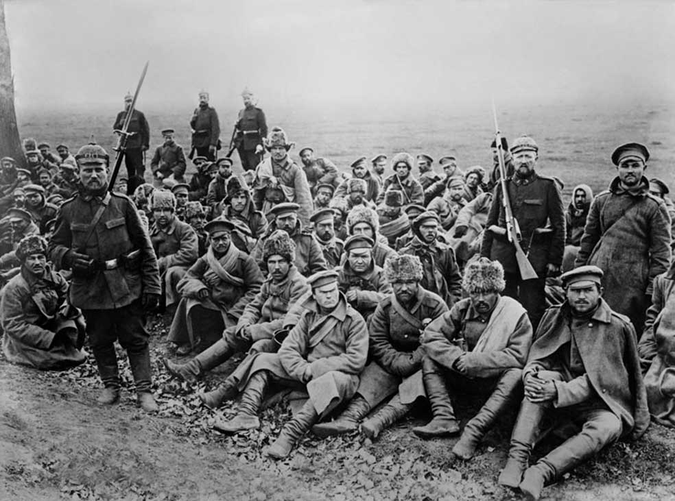 A los tártaros los rusos los acusaron de colaborar con el enemigo (franceses e ingleses) en la segunda guerra de Crimea, y de simpatizar con los nazis cuando invadieron Crimea durante la Segunda Guerra Mundial.