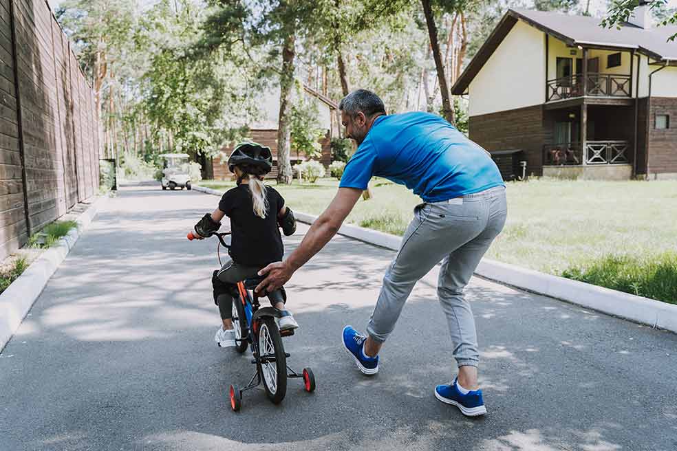 «Si los padres se implican a fondo en unas fases concretas de la infancia, las consecuencias son sorprendentes». La especialista señala dos: cuando el niño empieza a gatear y, luego, cuando tiene edad de ir al colegio.