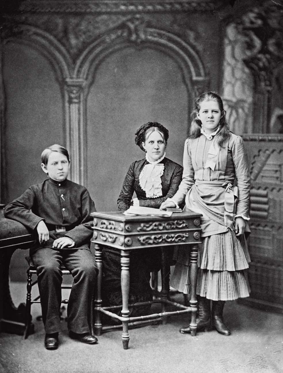 Dostoyevski no supo manejar el dinero. Lo perdía en el casino. Tras años de miseria, su mujer, Ana Snítkina (en la imagen, con dos de sus hijos; otros dos murieron), tomó las riendas de la economía familiar y editó sus últimos libros.