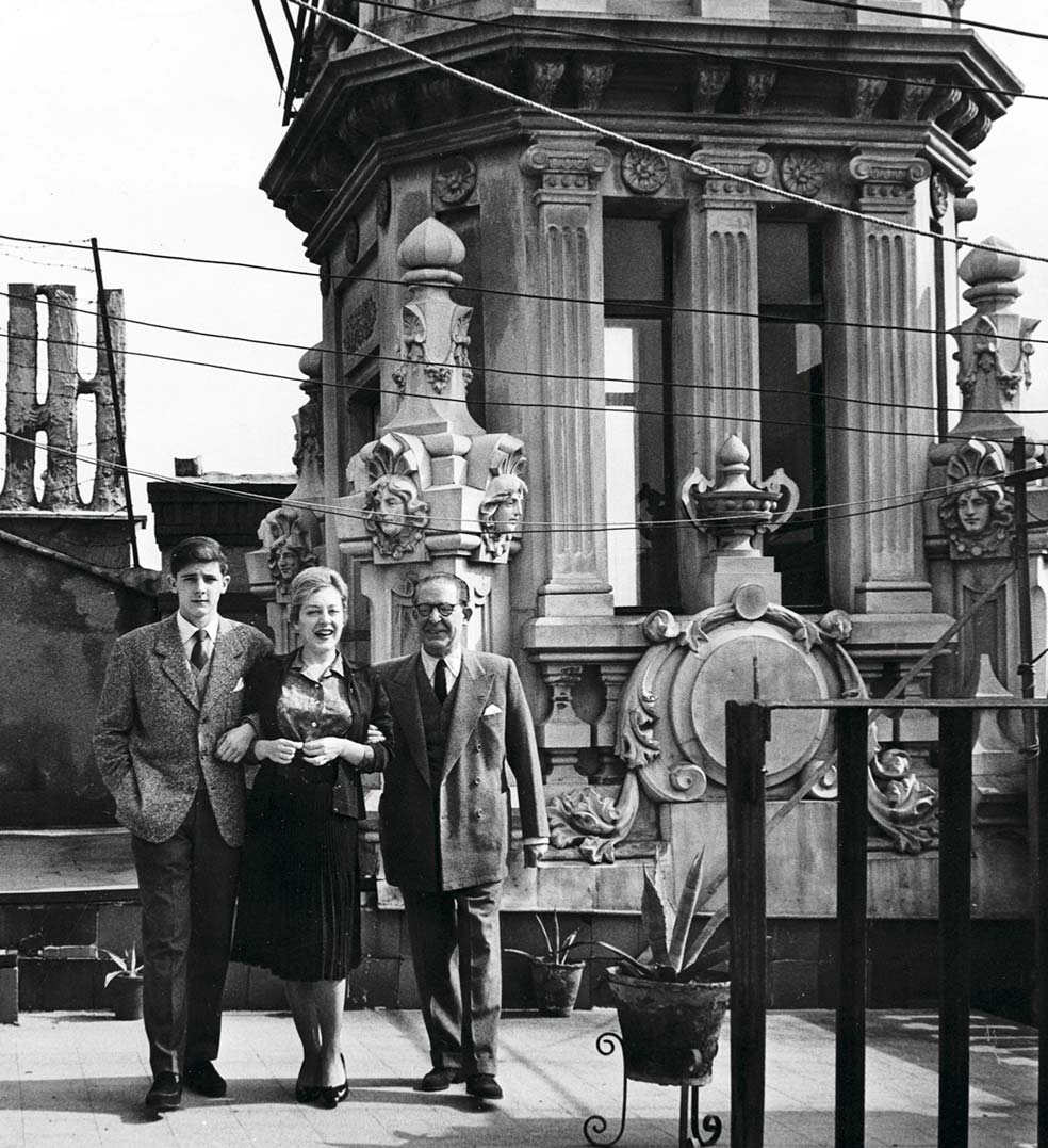 Emilio nació en plena gira teatral de sus padres (Emilio Gutiérrez e Irene Caba Alba). Sus hermanas, Julia e Irene (fallecida en 1995), y su sobrina nieta, Irene Escolar, continuaron la tradición familiar sobre las tablas. En la foto, Emilio posa junto a su hermana Irene y su padre.