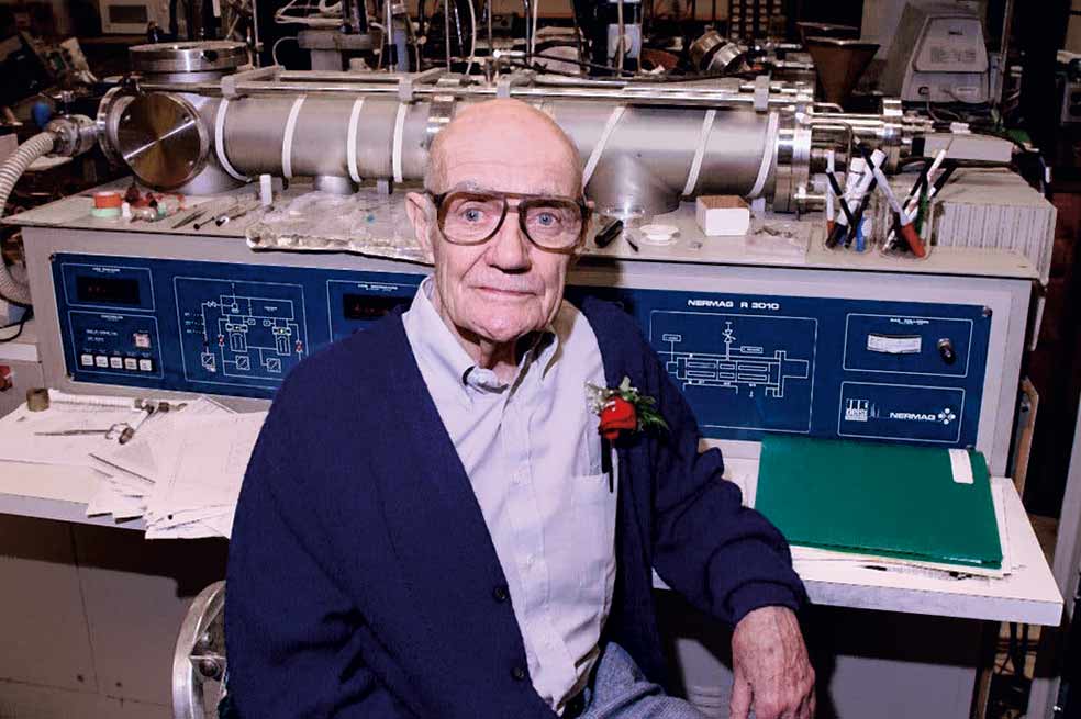 La mayoría de los investigadores trabaja hoy en grandes equipos, pero el Premio Nobel solo se concede a tres personas. ¿Quiénes lo ganan? Los científicos de cierto renombre… y que no son mujeres. Un ejemplo: las posibilidades de una mujer de hacerse con una cátedra en Económicas son la mitad de las que tiene un hombre con igual cualificación. Y cuantos más trabajos publique una economista con colegas masculinos, más se reducen sus posibilidades de conseguir el puesto; el mérito se les atribuye a ellos.