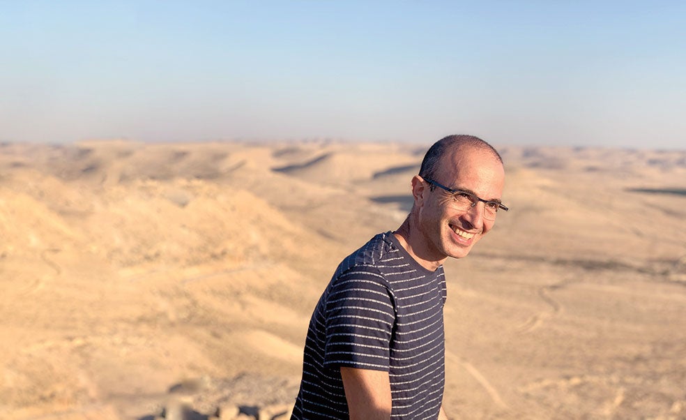 Harari vive en Israel y lo hace al margen de las redes sociales y 'desaparece' dos meses al año en un retiro espiritual. No obstante, confiesa que conoció a su marido, Itzik, gracias a una aplicación para citas. Eso sí, allá por 2010.