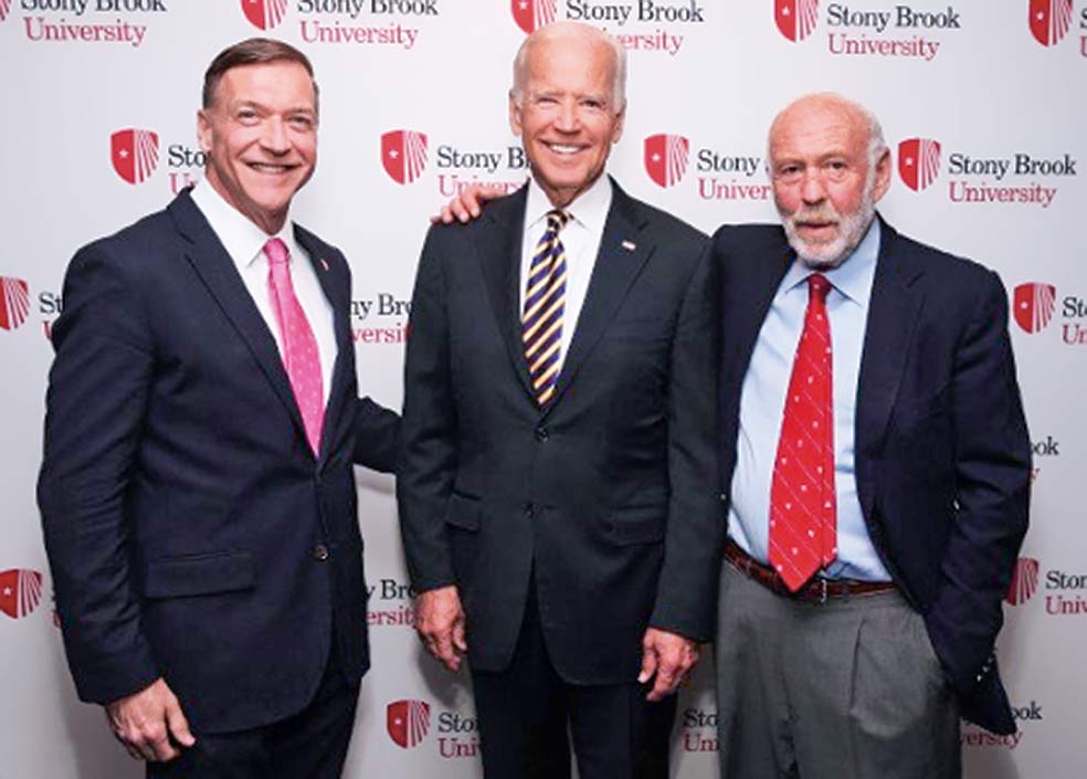 Simons fue un gran donante del Partido Demócrata y respaldó la candidatura de Joe Biden. Curiosamente, el que fuera uno de sus más cercanos colaboradores, Robert Mercer, a quien cedió en 2010 las riendas de Renaissance, fue el principal apoyo financiero de Trump.